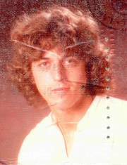 Das war ich mit 18 Jahren (Foto aus meinem Führerschein, da ich von der Zeit nur sehr wenig habe)